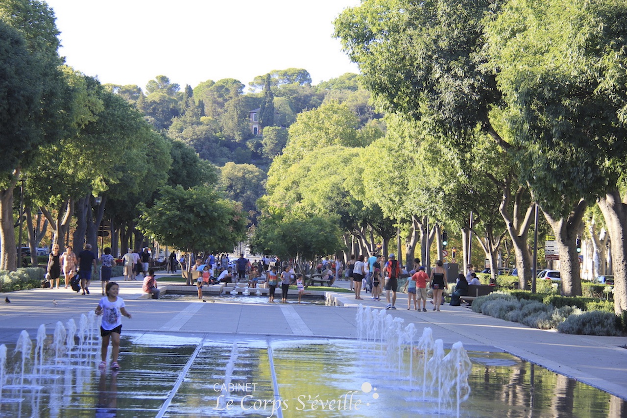 Écouter la vibration des jets d’eau à Nîmes. Photographie : Le Corps S’éveille.