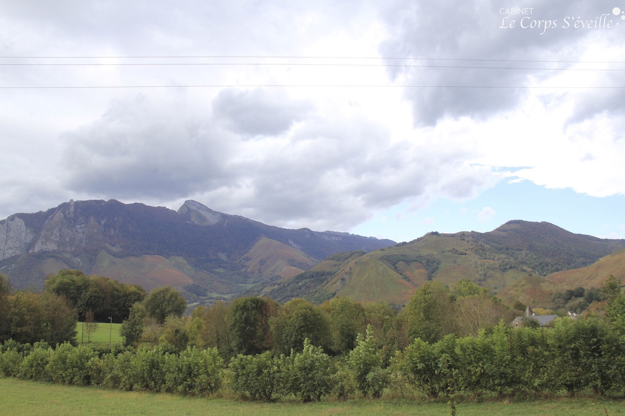 Écouter la vibration du vent dans les Pyrénées, au sud de Pau. Photographie : Le Corps S’éveille.