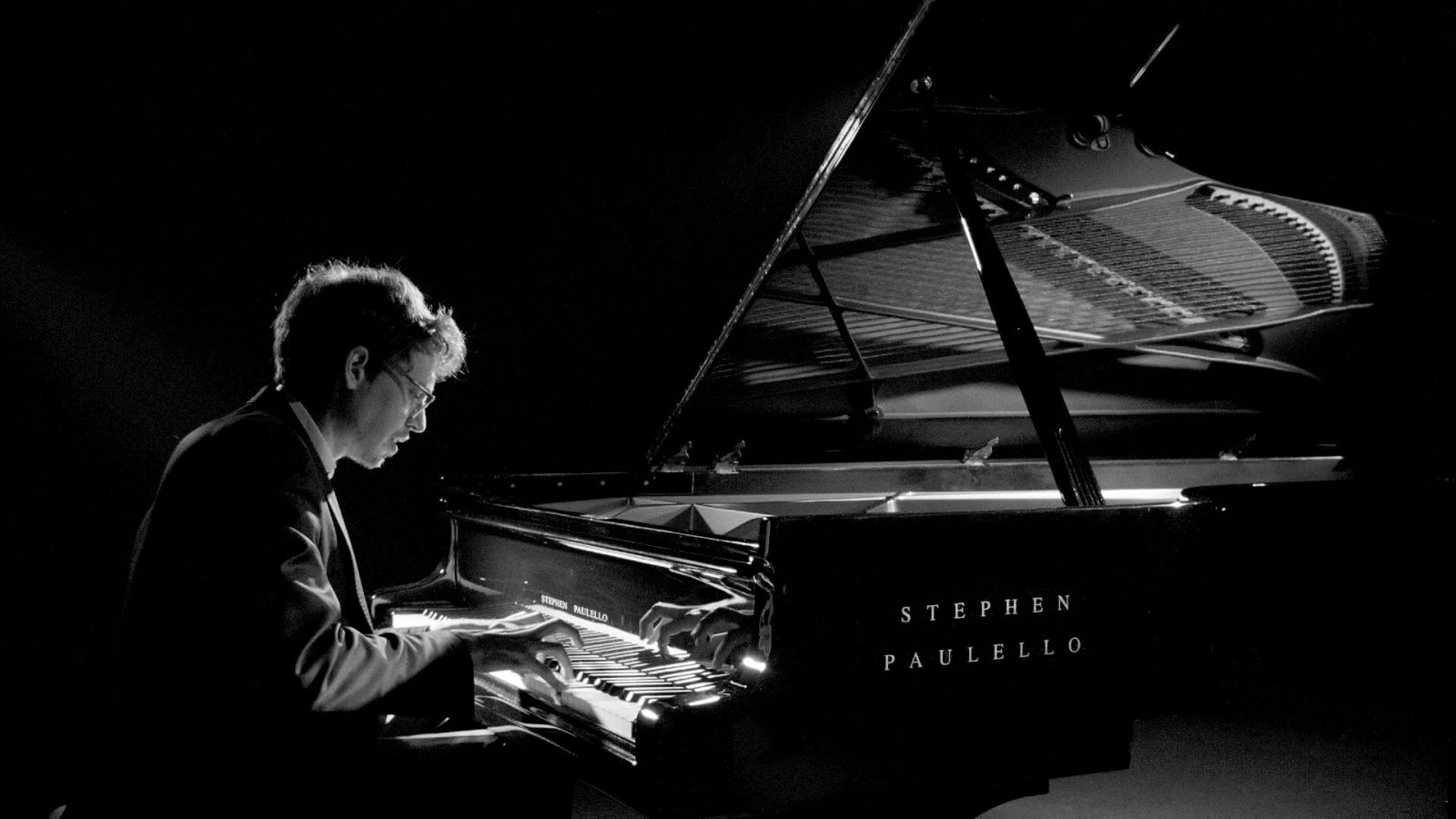 Lucas Debargue, pianiste. Photographe : Max Redefault. Pour découvrir le pianiste, cliquer sur l’image ci-dessus.